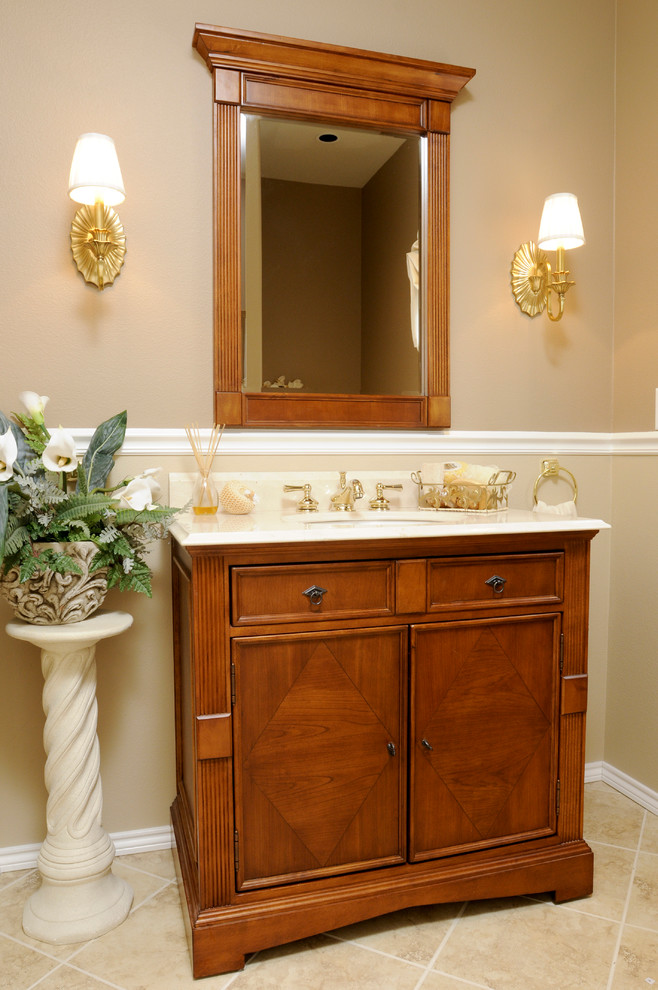 Ejemplo de cuarto de baño tradicional con lavabo integrado, armarios con paneles empotrados, puertas de armario de madera oscura, encimera de mármol, sanitario de dos piezas y aseo y ducha