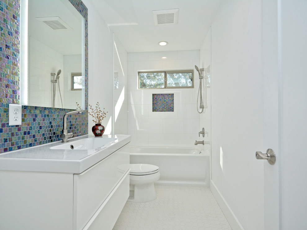 Bild på ett mellanstort eklektiskt en-suite badrum, med glaskakel, släta luckor, ett badkar i en alkov, flerfärgad kakel, vita väggar, skåp i mellenmörkt trä, en öppen dusch, ett undermonterad handfat, bänkskiva i kvarts och med dusch som är öppen