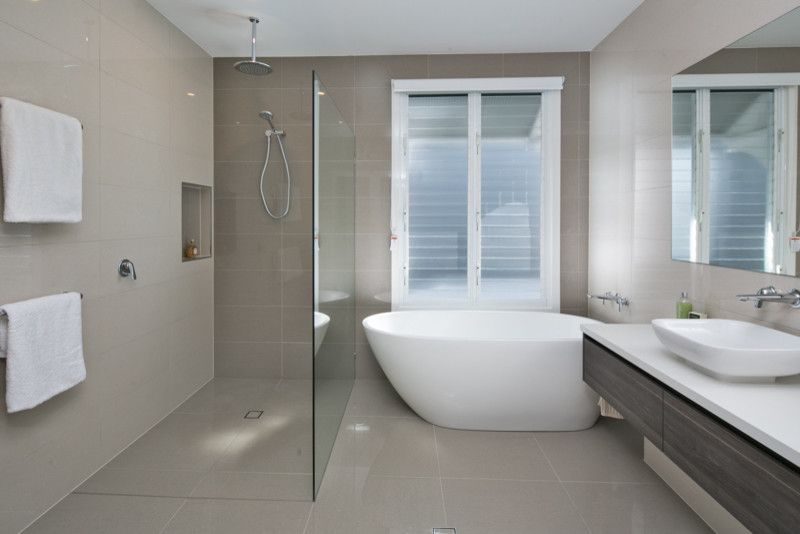 Ispirazione per una stanza da bagno design con vasca freestanding, doccia aperta, pavimento con piastrelle in ceramica, lavabo a bacinella e top in marmo