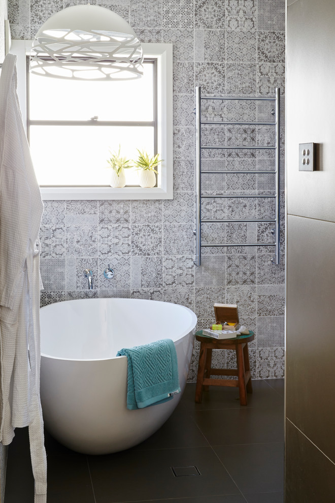 Mittelgroßes Modernes Badezimmer En Suite mit verzierten Schränken, weißen Schränken, freistehender Badewanne, offener Dusche und Mineralwerkstoff-Waschtisch in Sydney
