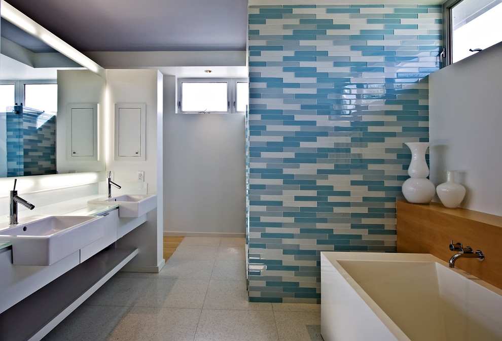 Modernes Badezimmer mit Einbauwaschbecken, freistehender Badewanne und blauen Fliesen in Miami
