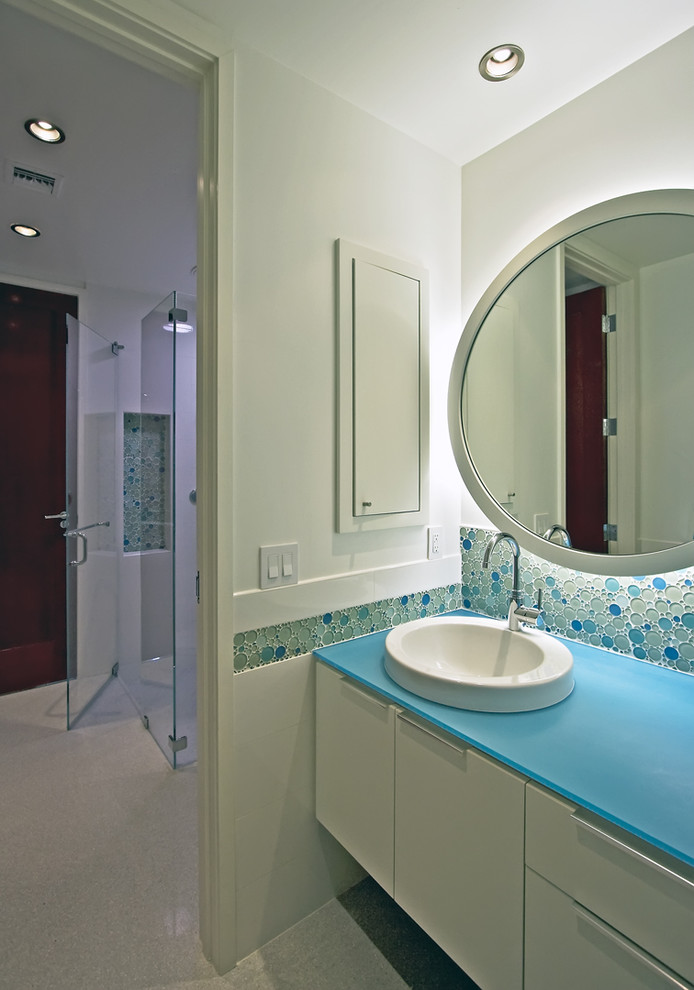 Imagen de cuarto de baño minimalista con lavabo encastrado, baldosas y/o azulejos azules, baldosas y/o azulejos en mosaico y encimeras azules