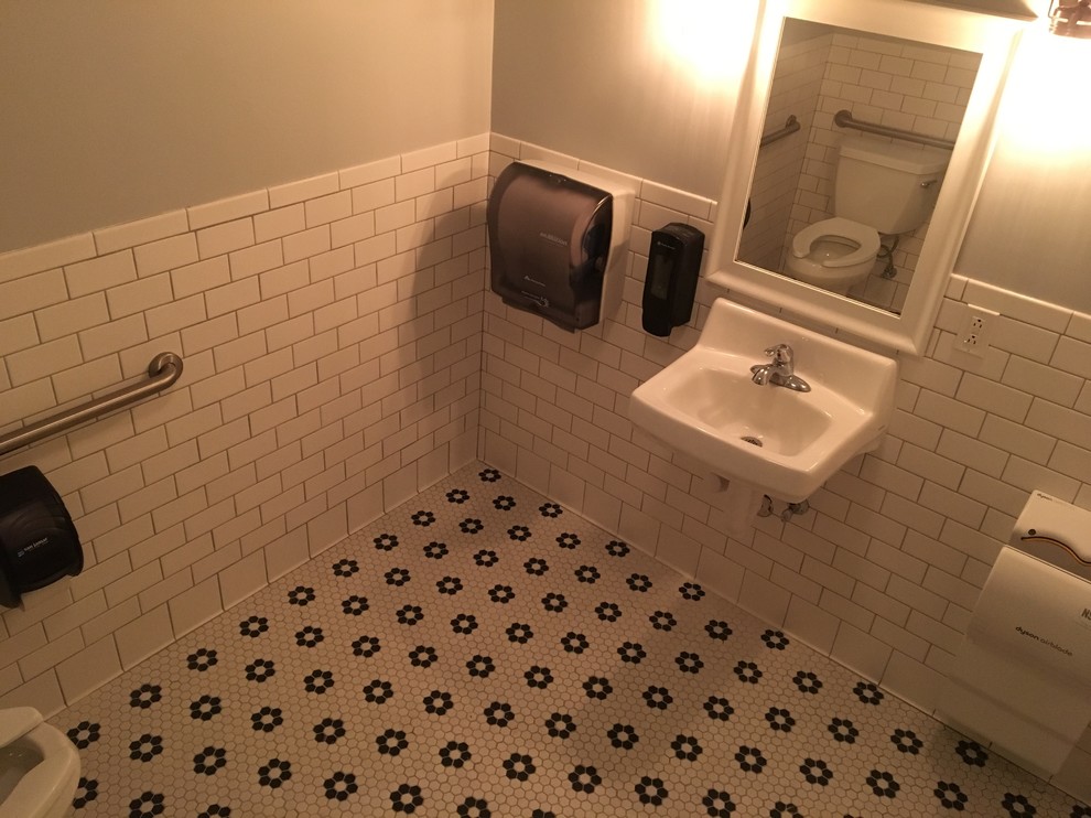 Imagen de cuarto de baño industrial con armarios con rebordes decorativos, baldosas y/o azulejos blancas y negros, baldosas y/o azulejos en mosaico, suelo con mosaicos de baldosas y encimera de azulejos