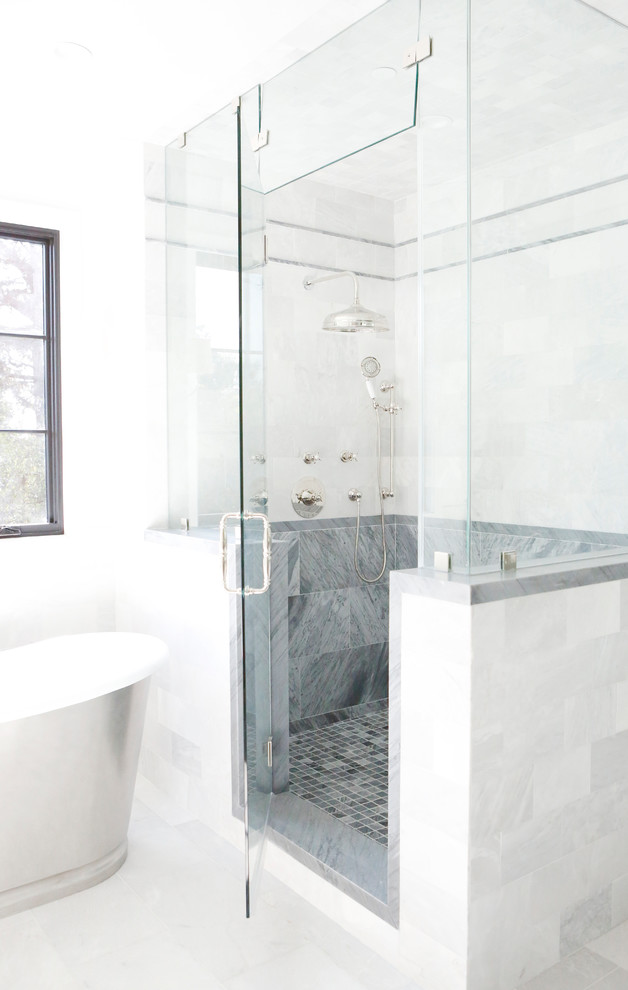 Свежая идея для дизайна: большая главная ванная комната в стиле неоклассика (современная классика) с отдельно стоящей ванной, угловым душем, серой плиткой и белыми стенами - отличное фото интерьера