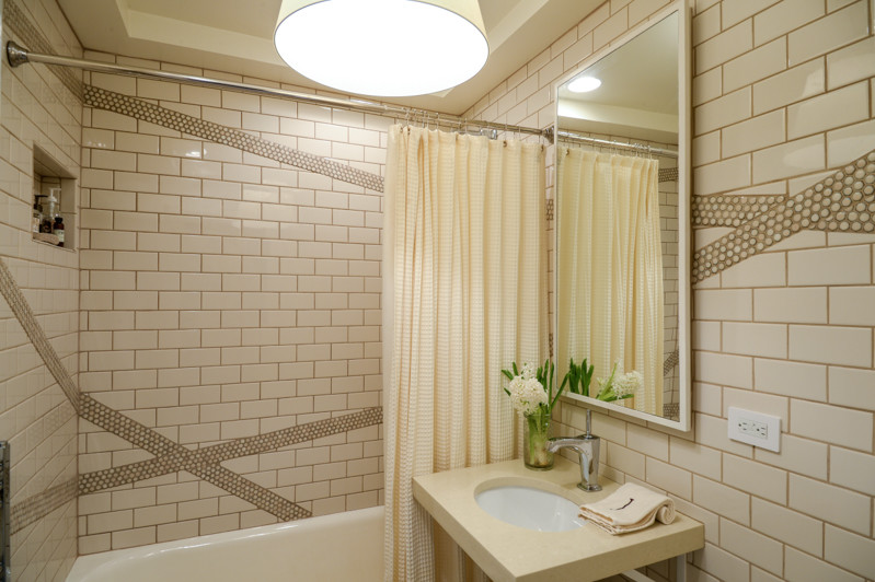 Inspiration för ett litet eklektiskt badrum, med ett undermonterad handfat, bänkskiva i kvarts, ett badkar i en alkov, en dusch i en alkov, en toalettstol med separat cisternkåpa, flerfärgad kakel, tunnelbanekakel, vita väggar och klinkergolv i keramik