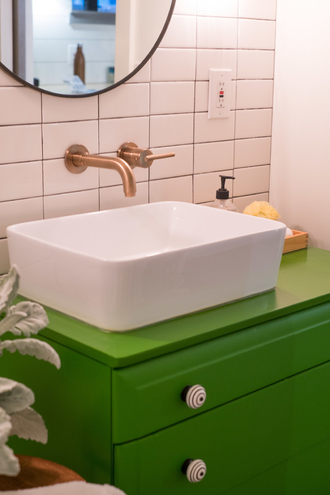 Источник вдохновения для домашнего уюта: ванная комната среднего размера в современном стиле с плоскими фасадами, зелеными фасадами, белой плиткой, плиткой кабанчик, белыми стенами, душевой кабиной, настольной раковиной и столешницей из искусственного камня