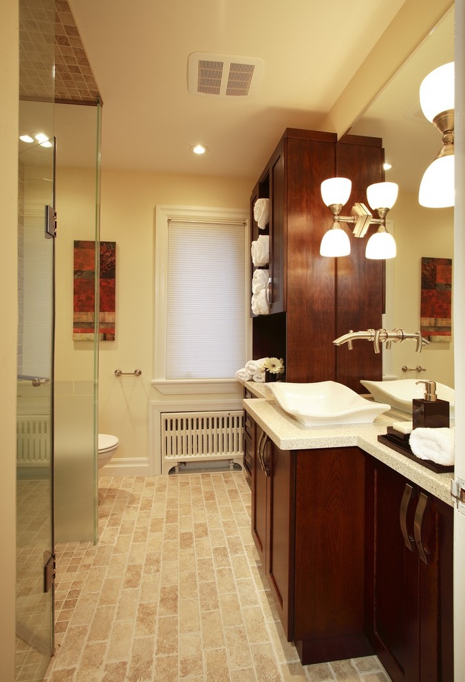 Стильный дизайн: ванная комната в стиле фьюжн с настольной раковиной, кирпичным полом и бежевым полом - последний тренд
