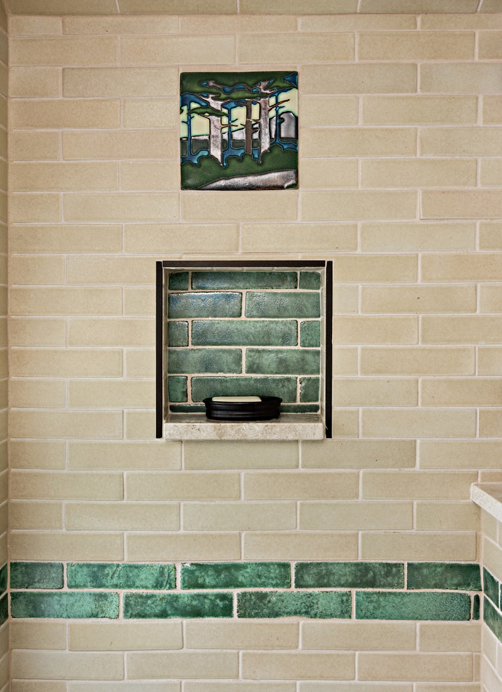 Bild på ett mellanstort amerikanskt badrum med dusch, med skåp i shakerstil, skåp i mörkt trä, en toalettstol med separat cisternkåpa, beige kakel, keramikplattor, beige väggar, klinkergolv i keramik, ett undermonterad handfat, marmorbänkskiva, en dusch i en alkov, brunt golv och dusch med gångjärnsdörr