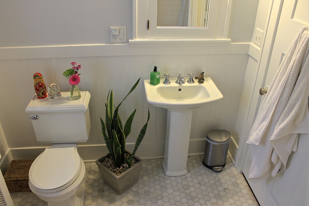 Foto på ett litet vintage badrum, med ett piedestal handfat, en dusch/badkar-kombination, en toalettstol med separat cisternkåpa, ett platsbyggt badkar, grå kakel, öppna hyllor, vita skåp, stenkakel, grå väggar och marmorgolv