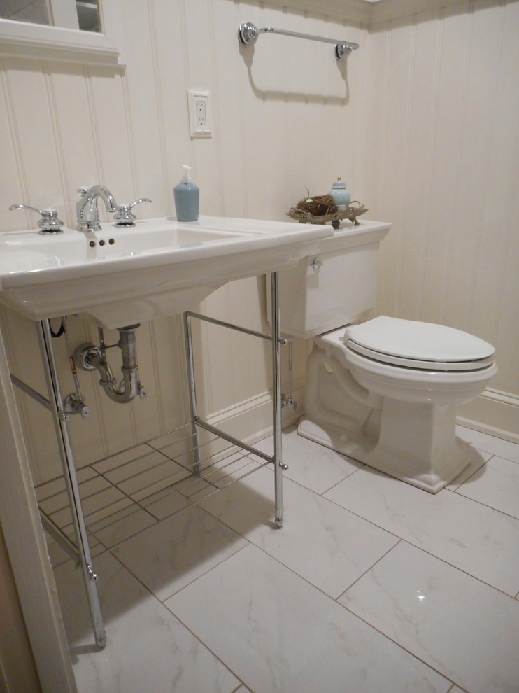 Idee per una piccola stanza da bagno con doccia stile americano con lavabo a consolle, doccia ad angolo, WC a due pezzi, piastrelle bianche, piastrelle in gres porcellanato, pareti grigie e pavimento in gres porcellanato