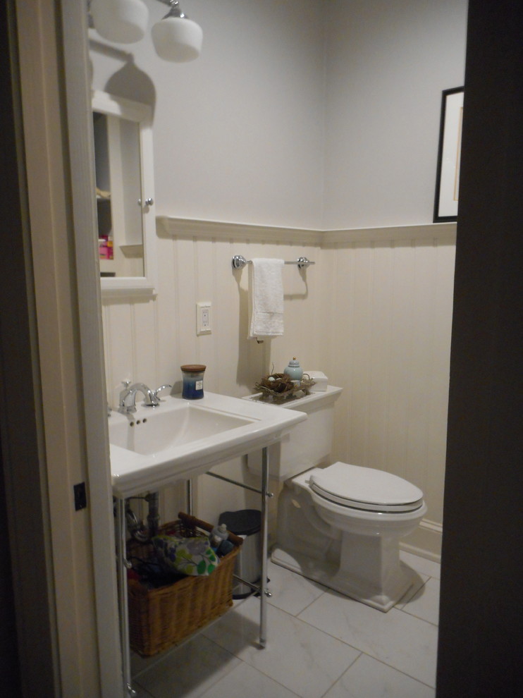 Inredning av ett amerikanskt litet badrum med dusch, med ett konsol handfat, en hörndusch, en toalettstol med separat cisternkåpa, vit kakel, porslinskakel, grå väggar och klinkergolv i porslin
