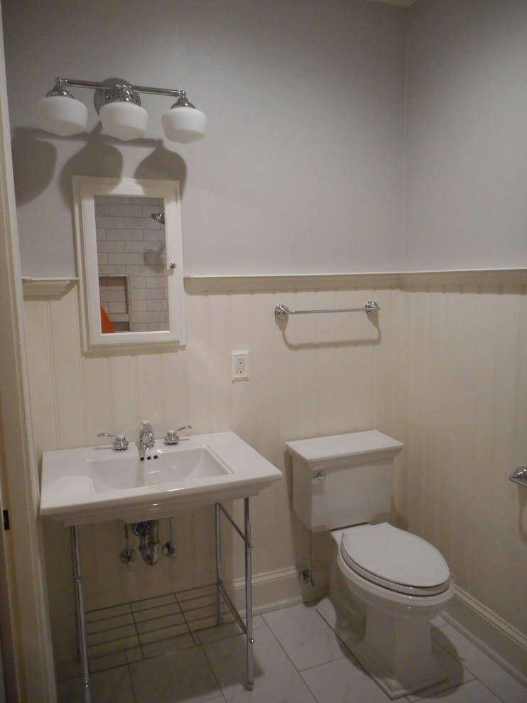 Immagine di una piccola stanza da bagno con doccia stile americano con lavabo a consolle, doccia ad angolo, WC a due pezzi, piastrelle bianche, piastrelle in gres porcellanato, pareti grigie e pavimento in gres porcellanato