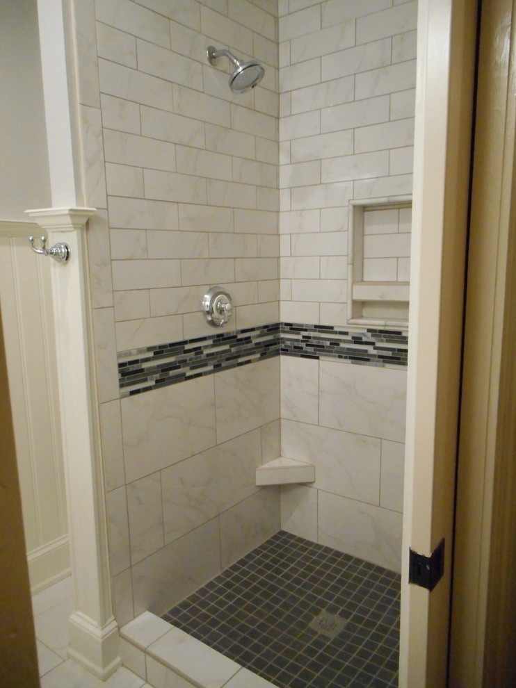 Small arts and crafts 3/4 white tile and porcelain tile porcelain tile corner shower photo in Nashville with a console sink, a two-piece toilet and gray walls