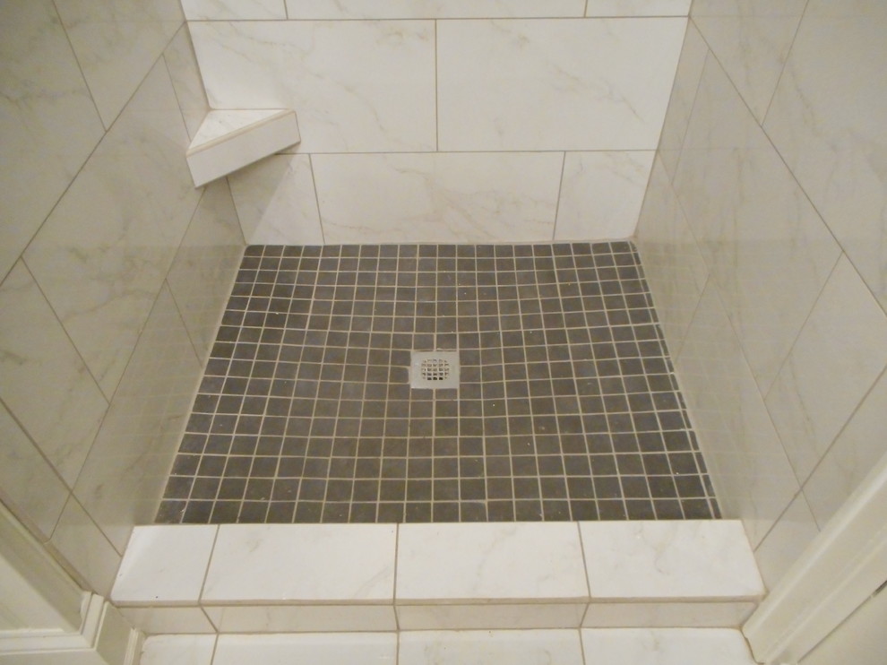 Idéer för ett litet amerikanskt badrum med dusch, med ett konsol handfat, en hörndusch, en toalettstol med separat cisternkåpa, vit kakel, porslinskakel, grå väggar och klinkergolv i porslin