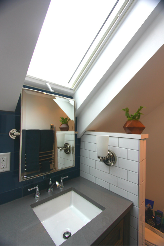 Idées déco pour une petite salle de bain principale contemporaine en bois brun avec un placard avec porte à panneau encastré, une douche ouverte, un carrelage blanc, des carreaux de céramique, un mur bleu, un sol en carrelage de céramique et un plan de toilette en quartz.
