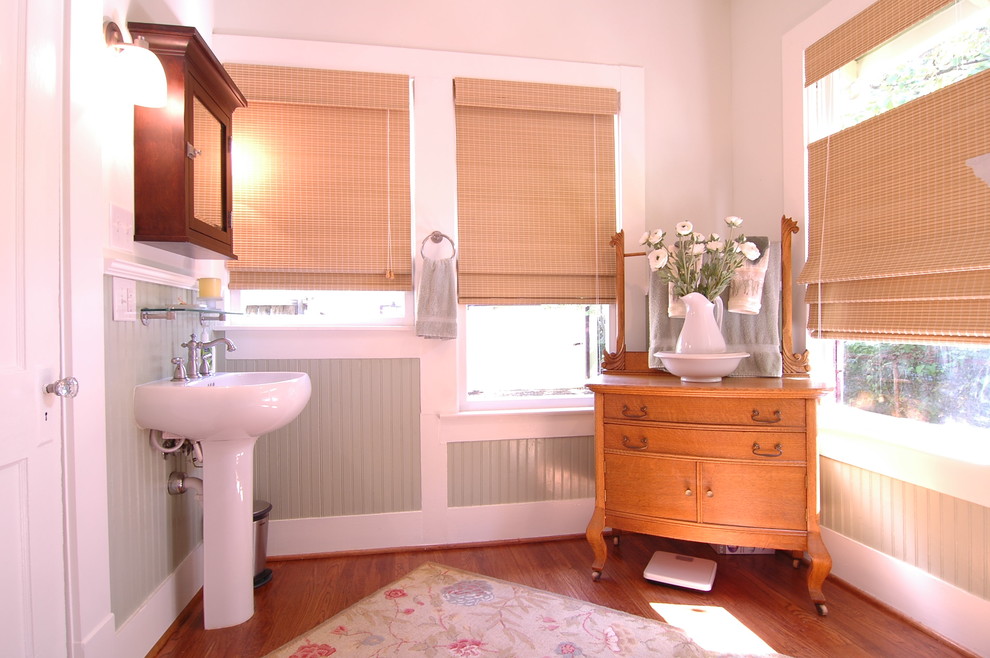 Mittelgroßes Klassisches Duschbad mit Sockelwaschbecken, weißer Wandfarbe, braunem Holzboden und braunem Boden in Dallas