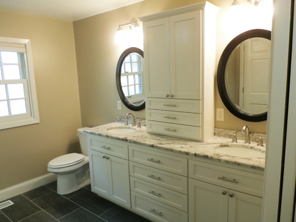 На фото: ванная комната в классическом стиле с фасадами в стиле шейкер, белыми фасадами и душевой кабиной с