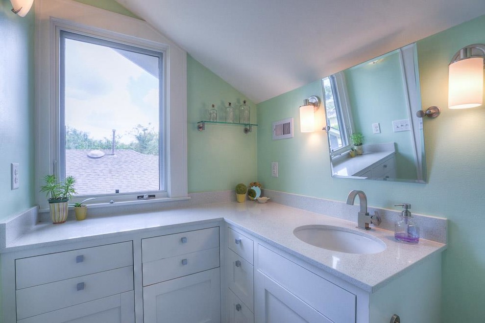 Inredning av ett amerikanskt litet badrum för barn, med skåp i shakerstil, vita skåp, en dusch i en alkov, en toalettstol med separat cisternkåpa, vit kakel, keramikplattor, gröna väggar, klinkergolv i keramik, ett undermonterad handfat och bänkskiva i akrylsten