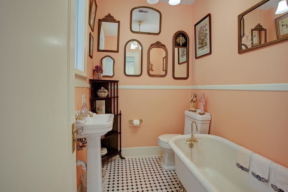 Diseño de cuarto de baño de estilo americano pequeño con bañera con patas, sanitario de dos piezas, baldosas y/o azulejos blancas y negros, baldosas y/o azulejos de cerámica, paredes rosas, suelo con mosaicos de baldosas y lavabo con pedestal
