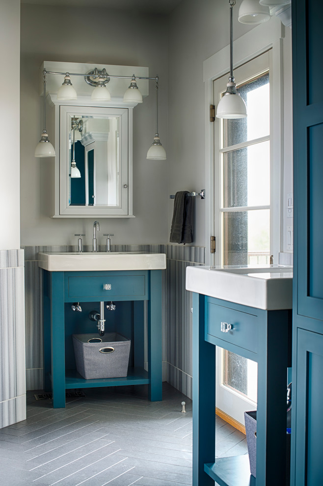 Пример оригинального дизайна: главная ванная комната в стиле неоклассика (современная классика) с плоскими фасадами, синими фасадами, консольной раковиной, серой плиткой и серыми стенами