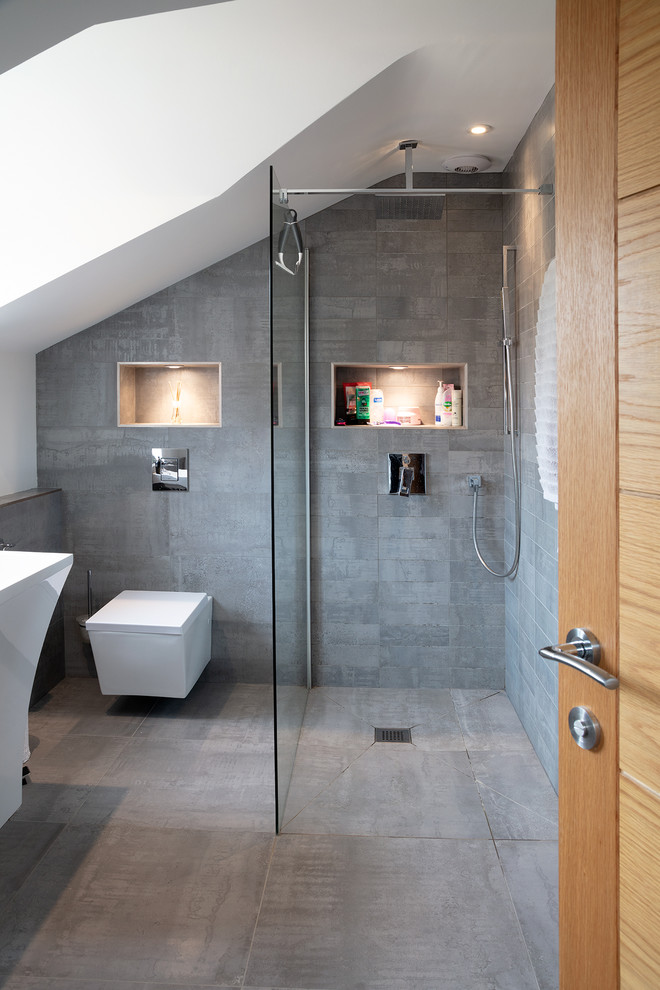 Diseño de cuarto de baño principal contemporáneo grande con ducha abierta y baldosas y/o azulejos grises