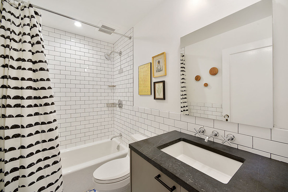 Exempel på ett litet modernt badrum för barn, med vita väggar, bänkskiva i täljsten, släta luckor, ett badkar i en alkov, en dusch/badkar-kombination, vit kakel, tunnelbanekakel, ett undermonterad handfat och dusch med duschdraperi