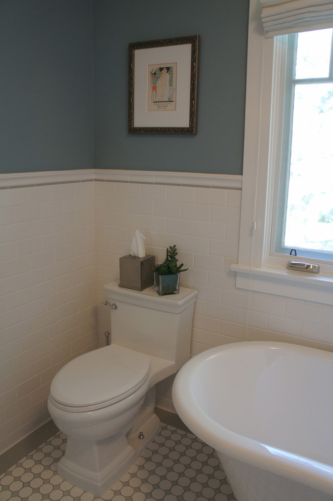 Idee per una stanza da bagno tradizionale con vasca freestanding, piastrelle bianche, pareti blu e pavimento con piastrelle in ceramica