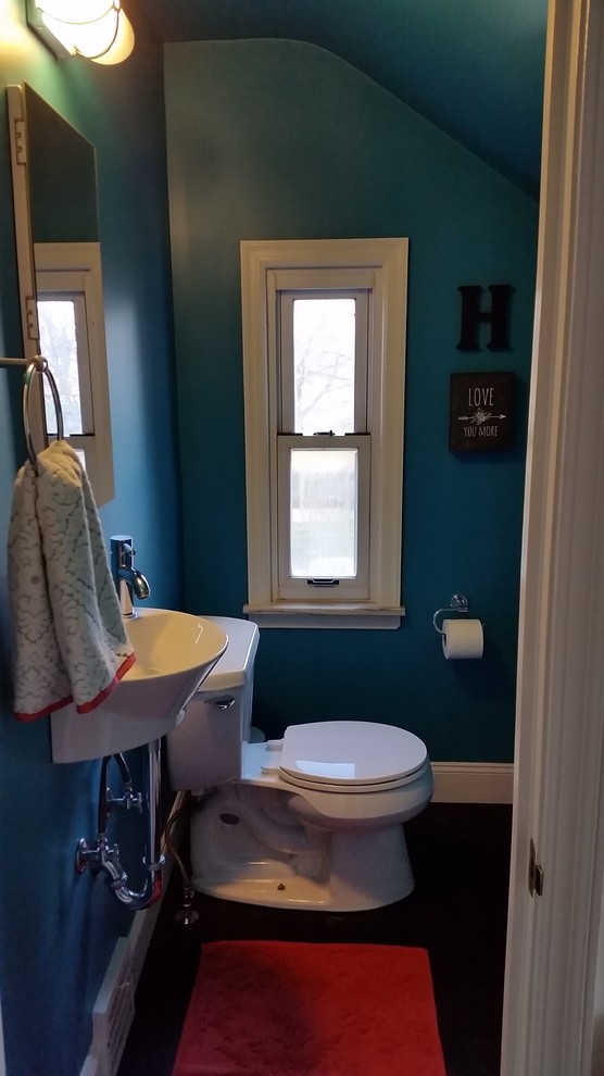 Inspiration för ett litet vintage badrum, med en dusch/badkar-kombination, en toalettstol med hel cisternkåpa, orange väggar, marmorgolv, ett piedestal handfat, vitt golv och dusch med duschdraperi