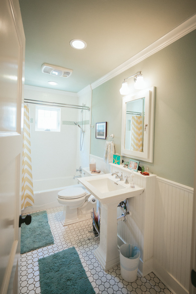 Klassisches Badezimmer mit weißen Fliesen, Duschbadewanne und grüner Wandfarbe in Austin