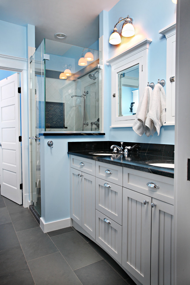 Idéer för ett mellanstort klassiskt en-suite badrum, med luckor med profilerade fronter, vita skåp, en dusch i en alkov, grå kakel, porslinskakel, blå väggar, klinkergolv i porslin, ett undermonterad handfat, marmorbänkskiva och ett badkar i en alkov