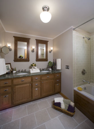 Inredning av ett amerikanskt mellanstort en-suite badrum, med ett undermonterad handfat, luckor med profilerade fronter, skåp i mellenmörkt trä, granitbänkskiva, ett badkar i en alkov, en dusch/badkar-kombination, en toalettstol med separat cisternkåpa, grön kakel, cementkakel, grå väggar och klinkergolv i keramik