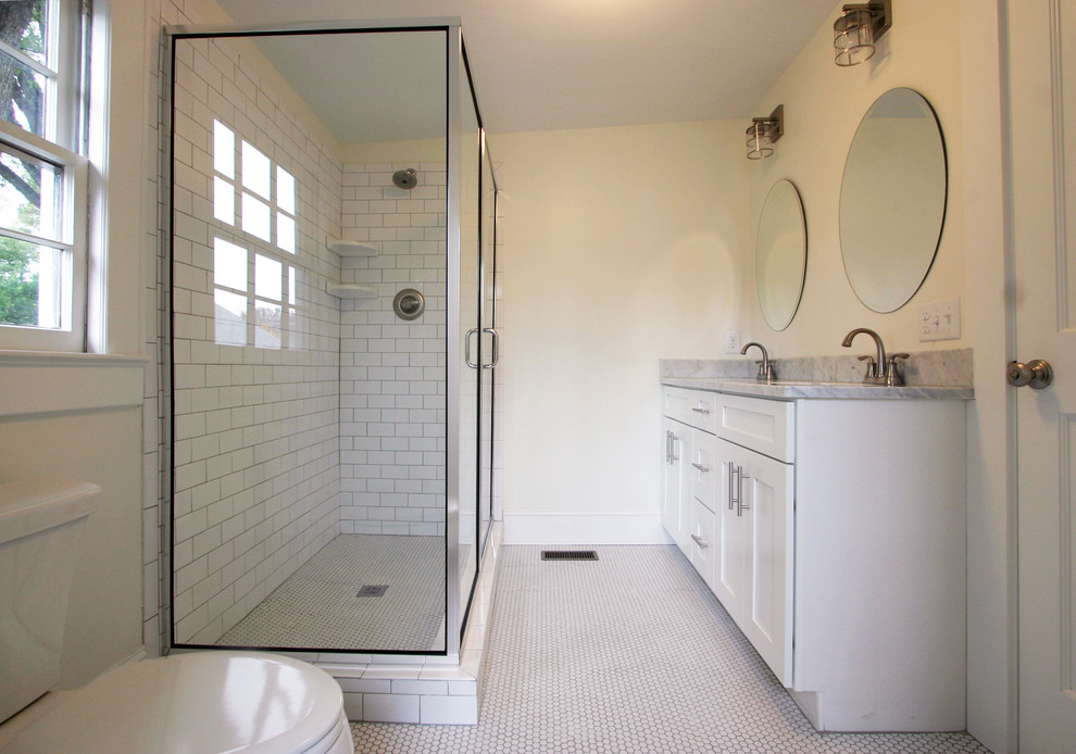 Klassisches Badezimmer En Suite mit Unterbauwaschbecken, Eckdusche, weißen Schränken, weißen Fliesen, Keramikboden und Metrofliesen in Raleigh