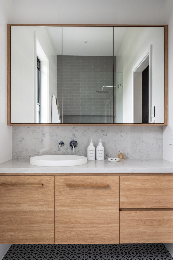 Inspiration för moderna flerfärgat en-suite badrum, med skåp i ljust trä, grå kakel, vita väggar, ett nedsänkt handfat, flerfärgat golv, en öppen dusch, tunnelbanekakel, klinkergolv i keramik, marmorbänkskiva, med dusch som är öppen och släta luckor