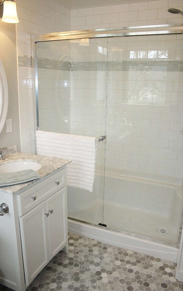 На фото: главная ванная комната среднего размера в классическом стиле с врезной раковиной, фасадами островного типа, белыми фасадами, мраморной столешницей, двойным душем, раздельным унитазом, серыми стенами и полом из линолеума с