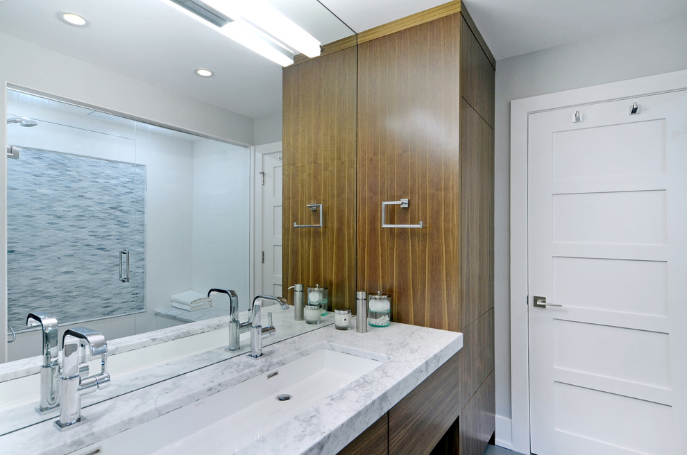Idee per una stanza da bagno padronale minimal con ante lisce, ante beige, pareti grigie, lavabo sottopiano e top in marmo
