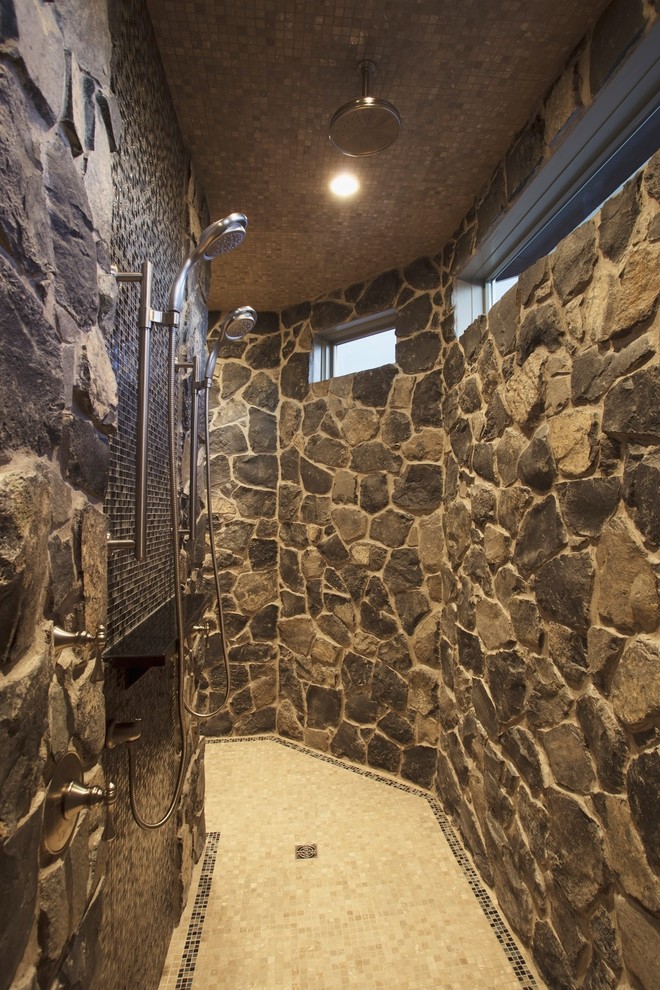 Diseño de cuarto de baño tradicional con ducha doble, baldosas y/o azulejos beige y piedra