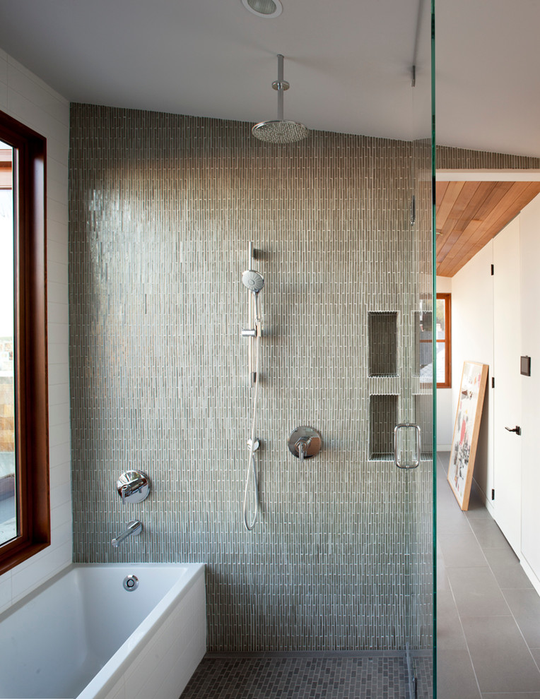 Ejemplo de cuarto de baño principal moderno de tamaño medio con combinación de ducha y bañera, baldosas y/o azulejos verdes, baldosas y/o azulejos en mosaico, lavabo bajoencimera, paredes blancas y suelo con mosaicos de baldosas