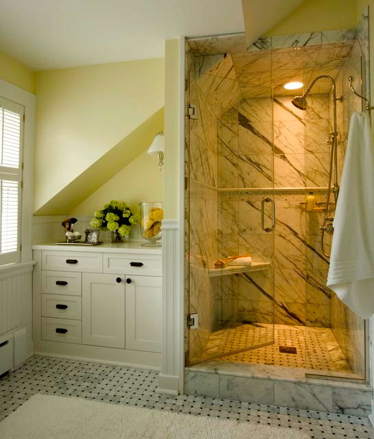 Пример оригинального дизайна: ванная комната в классическом стиле с фасадами с утопленной филенкой, белыми фасадами, мраморной столешницей, душем в нише, белой плиткой, каменной плиткой, желтыми стенами и мраморным полом