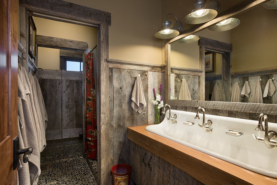 Идея дизайна: ванная комната среднего размера в стиле рустика с полом из керамогранита, раковиной с несколькими смесителями, столешницей из дерева и шторкой для ванной