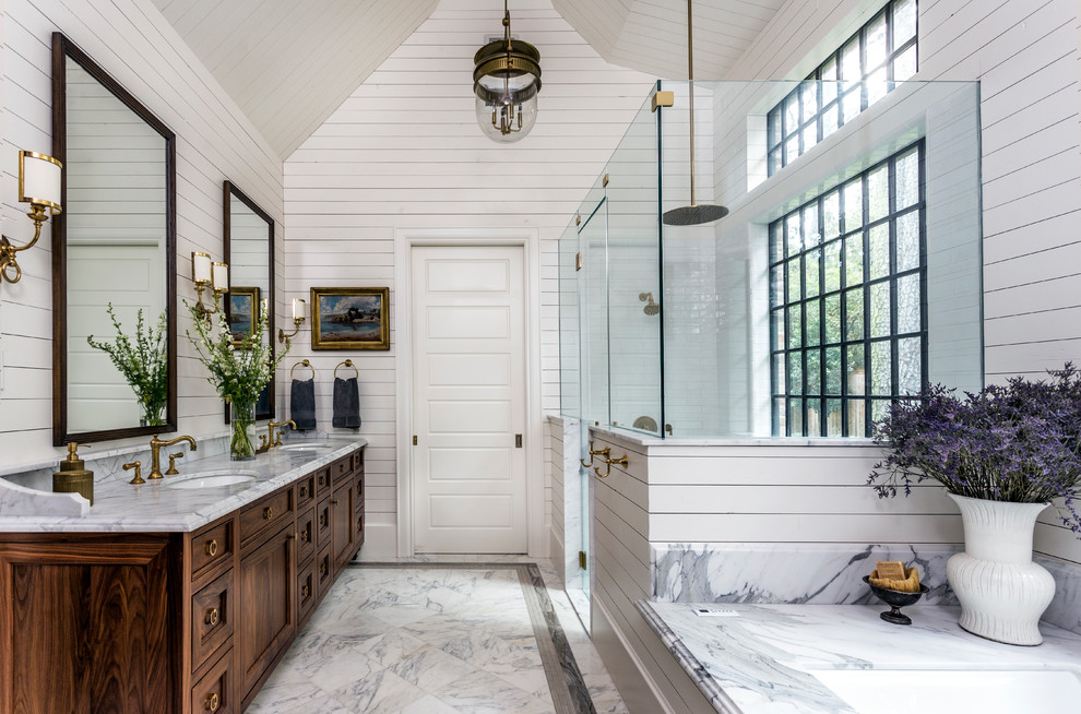 Aménagement d'une salle de bain principale classique en bois foncé avec un placard avec porte à panneau encastré, une baignoire encastrée, un mur blanc, un lavabo encastré, un sol multicolore, une cabine de douche à porte battante, un plan de toilette gris et une fenêtre.