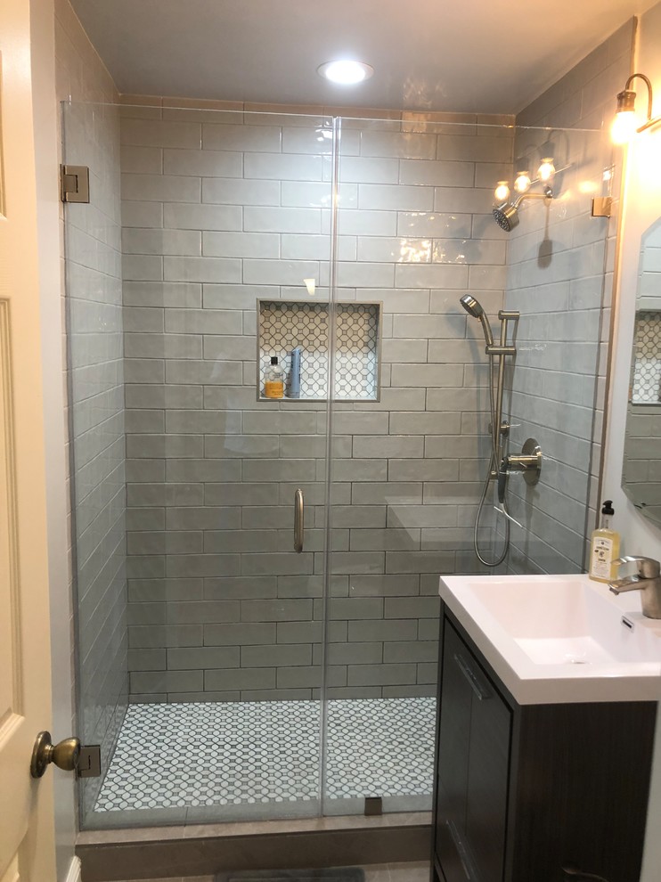 Immagine di una piccola stanza da bagno moderna con ante marroni, top in marmo, ante lisce, piastrelle grigie, piastrelle di cemento, pavimento con piastrelle a mosaico e lavabo integrato