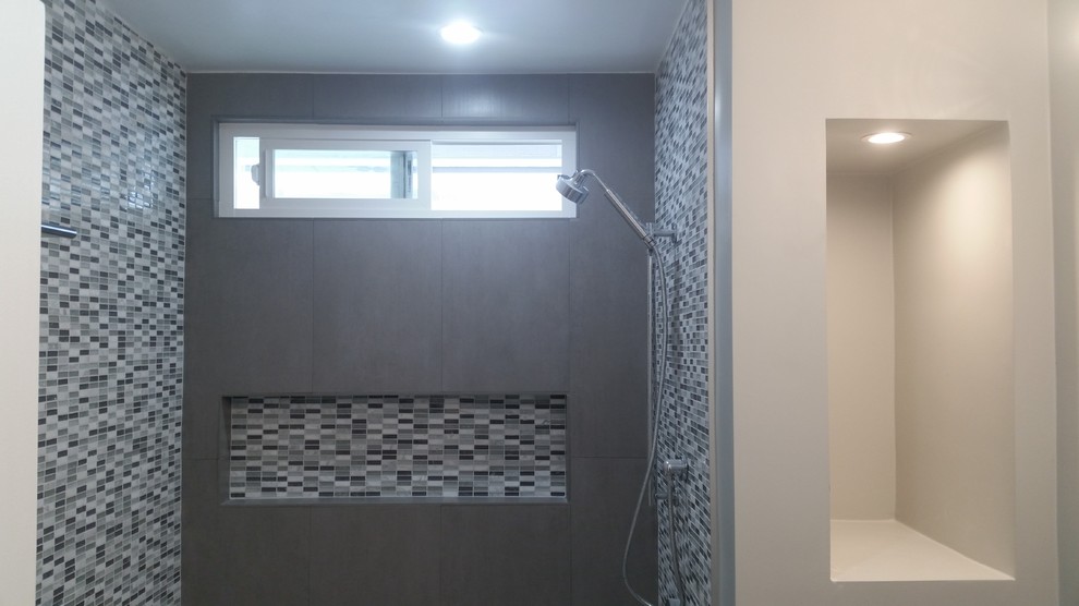 Inspiration för ett litet vintage badrum med dusch, med öppna hyllor, vita skåp, ett badkar i en alkov, en dusch i en alkov, grå kakel, stickkakel, grå väggar, ett undermonterad handfat och dusch med gångjärnsdörr