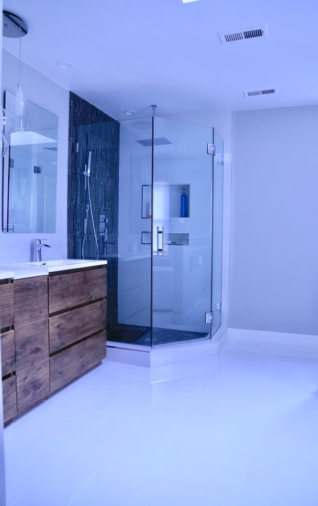Источник вдохновения для домашнего уюта: главная ванная комната среднего размера в современном стиле с плоскими фасадами, фасадами цвета дерева среднего тона, отдельно стоящей ванной, угловым душем, раздельным унитазом, плиткой из сланца, серыми стенами, полом из керамогранита, монолитной раковиной, столешницей из искусственного камня, белым полом, душем с распашными дверями и белой столешницей