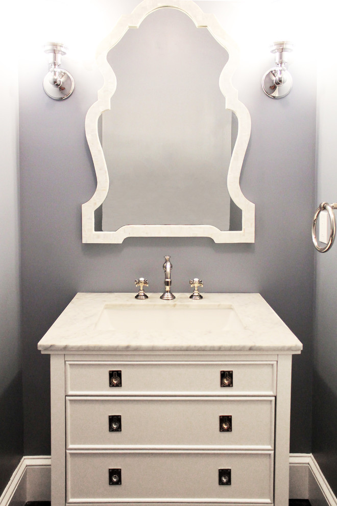 Esempio di una piccola stanza da bagno con doccia design con ante bianche, pareti grigie, parquet scuro, lavabo sottopiano e top in marmo