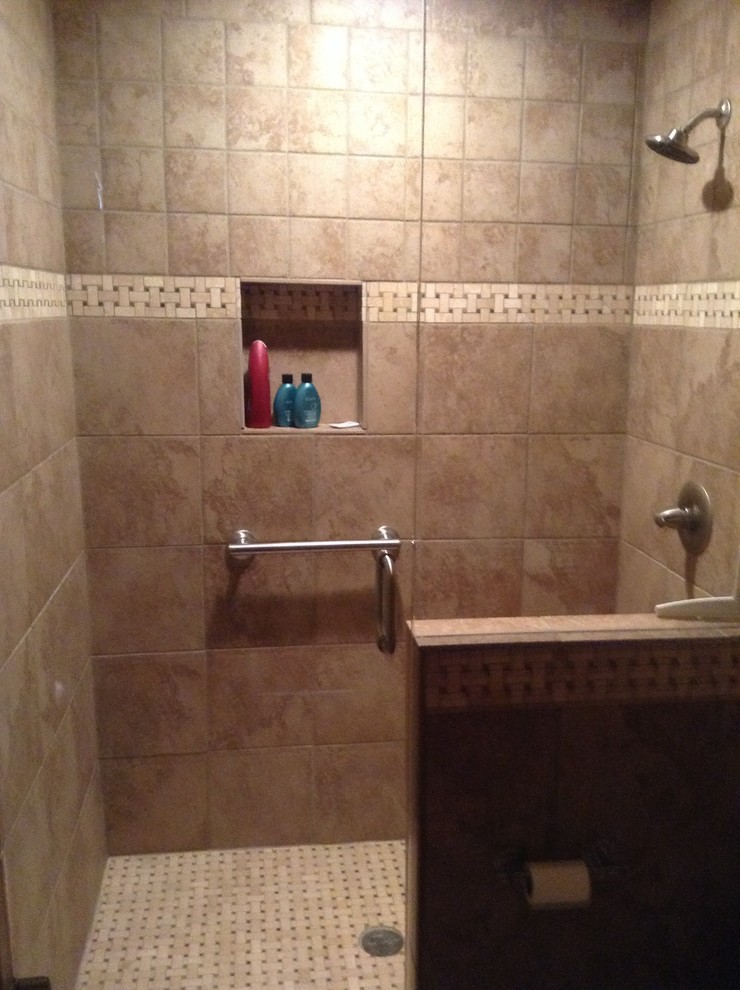 Cette image montre une salle de bain rustique.
