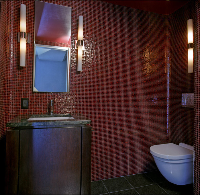 На фото: большая ванная комната в современном стиле с плоскими фасадами, темными деревянными фасадами, красной плиткой, мраморной столешницей и зеленой столешницей с