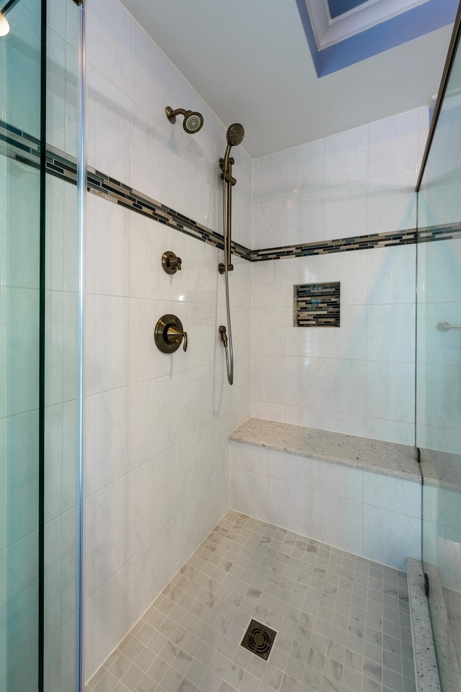 Идея дизайна: главная ванная комната среднего размера в современном стиле с врезной раковиной, белыми фасадами, столешницей из искусственного камня, угловым душем, раздельным унитазом, белой плиткой, керамической плиткой, синими стенами и полом из керамической плитки