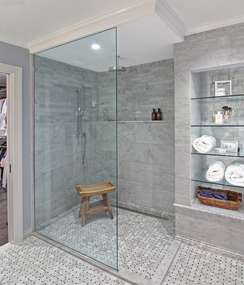 Пример оригинального дизайна: главная ванная комната среднего размера в стиле неоклассика (современная классика) с фасадами с выступающей филенкой, серыми фасадами, угловым душем, унитазом-моноблоком, серой плиткой, мраморной плиткой, серыми стенами, мраморным полом, монолитной раковиной, мраморной столешницей и открытым душем