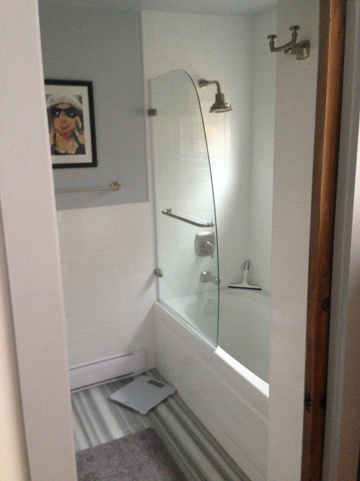 Idéer för funkis badrum, med ett undermonterad handfat, vita skåp, bänkskiva i kvarts, ett badkar i en alkov, en dusch/badkar-kombination, en toalettstol med separat cisternkåpa, vit kakel, tunnelbanekakel, grå väggar och marmorgolv
