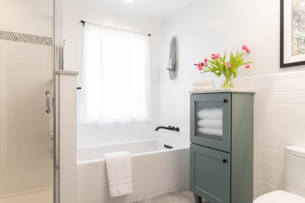 Idéer för stora lantliga vitt en-suite badrum, med skåp i shakerstil, gröna skåp, ett badkar i en alkov, en dusch i en alkov, vit kakel, tunnelbanekakel, vita väggar, klinkergolv i porslin, ett undermonterad handfat, bänkskiva i kvarts, beiget golv och dusch med gångjärnsdörr